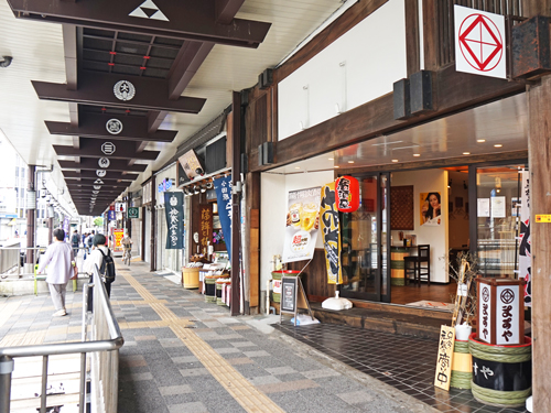 様々なお店が立ち並ぶ