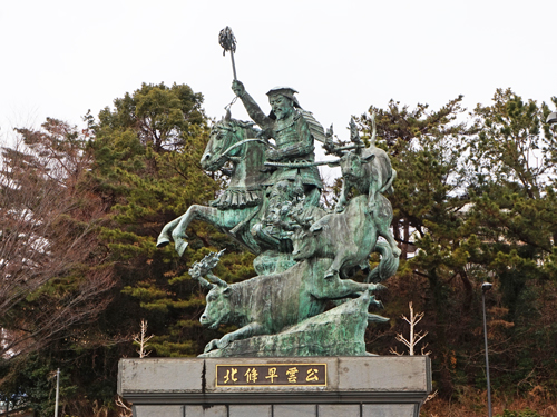 西口駅前では北條早雲公像が迎えてくれます